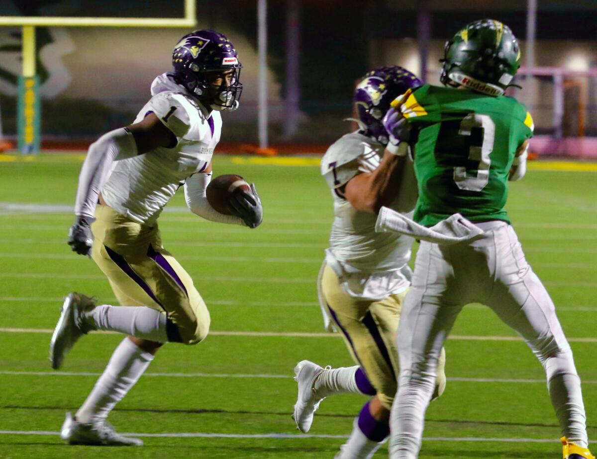 Birmingham's Arlis Boardingham sweeps left for a touchdown against Patrick Henry High.