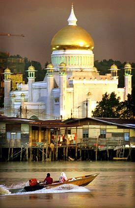 Sultan Omar Ali Saifuddin mosque in Bandar Seri Begawan