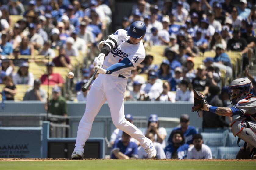 Shohei Ohtani, de los Dodgers de Los Ángeles, batea jonrón de dos carreras durante la tercera entrada del juego de béisbol en contra de los Mets de Nueva York, el domingo 21 de abril de 2024, en Los Ángeles. (AP Foto/Kyusung Gong)