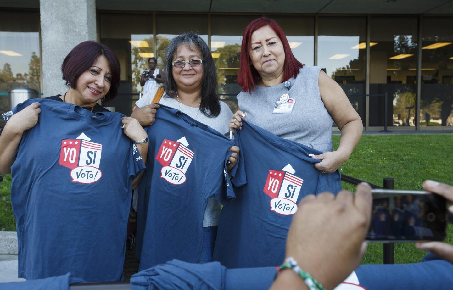 Unas mujeres latinas posan con una camiseta con la leyemda "Yo sí voto!" tras emitir su sufragio durante la elecciones presidenciales en un colegio electoral de Norwalk, California.