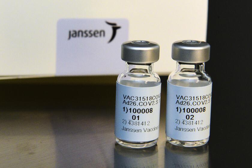 La foto de septiembre de 2020 distribuida por Johnson & Johnson muestra la vacuna investigativa Janssen contra el COVID-19. La vacuna largamente esperada aparentemente necesita una sola dosis, aunque no parece ser tan efectiva como las de dos dosis. (Cheryl Gerber/Johnson & Johnson via AP)