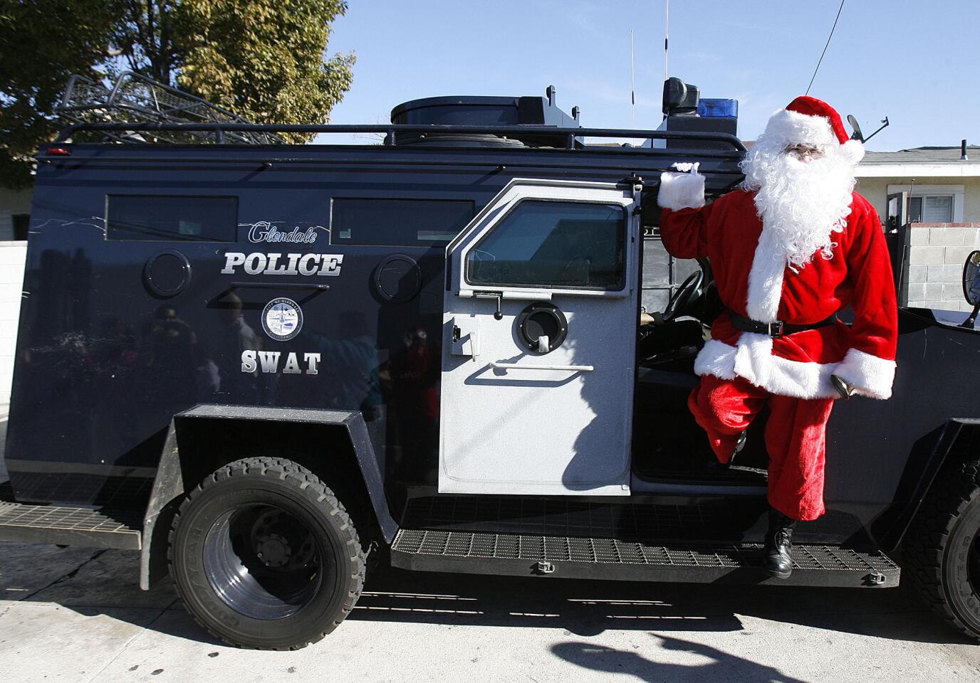Santa and Glendale Police visit GAR Services