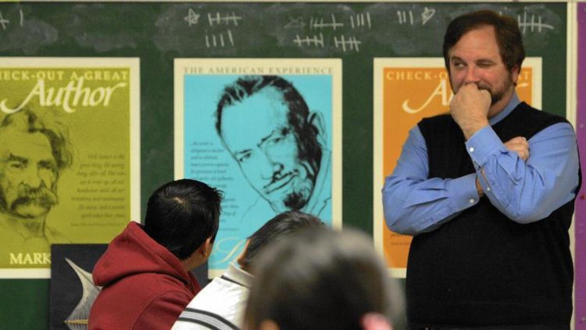 Rafe Esquith dando clase a sus alumnos de quinto grado en Hobart Elementary School en el 2005.