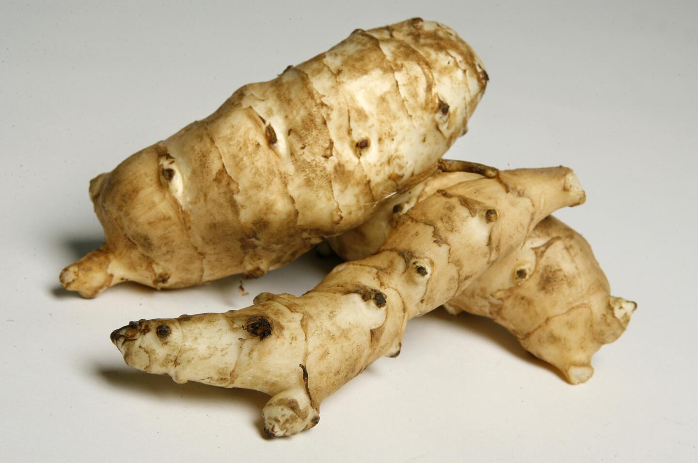 The tubers can be eaten raw but are better lightly cooked.