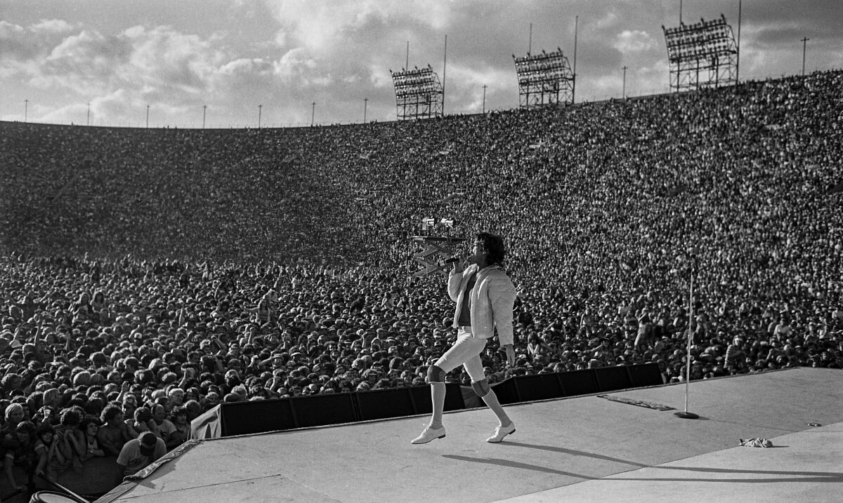 Мик Джаггер из The Rolling Stones выступает в Колизее в октябре 1981 года.