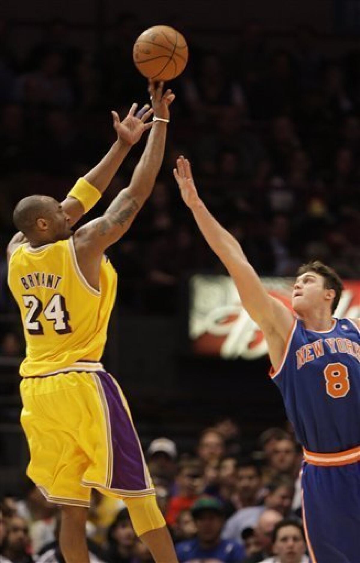 Bryant leads Lakers to victory over Knicks