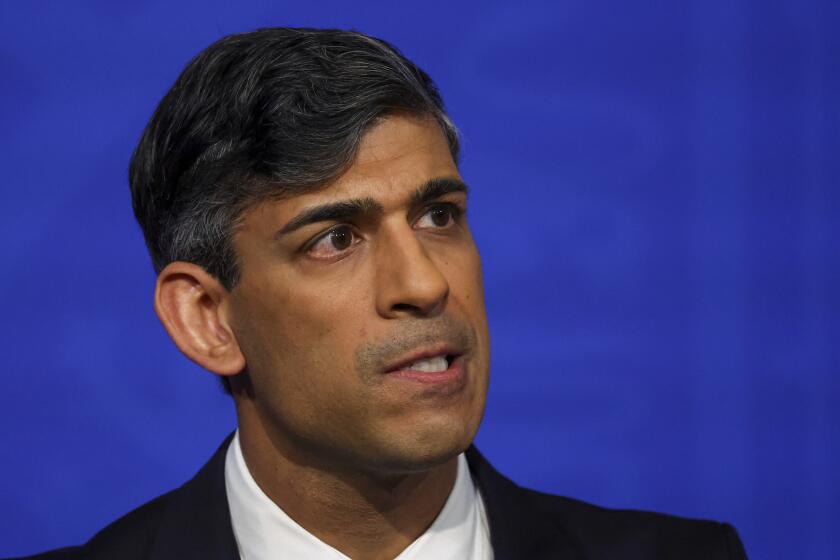 El primer ministro británico, Rishi Sunak, ofrece una conferencia de prensa en su residencia oficial en Downing Street, Londres, el 22 de abril de 2024. (Toby Melville/Pool Foto vía AP)