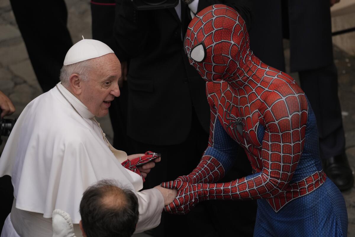 El Hombre Araña saluda al Papa Francisco