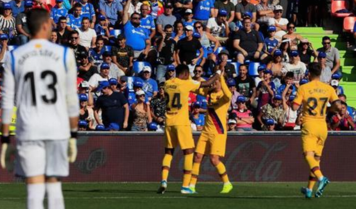 El defensa dominicano del FC Barcelona Junior Firpo (2i) celebra con su compañero Antoine Griezmann (2d) tras marcar el segundo gol del equipo, este sábado durante el encuentro ante el Getafe correspondiente a la séptima jornada de LaLiga Santander, disputado en el Coliseum Alfonso Pérez de Getafe (Madrid). EFE/Fernando Alvarado