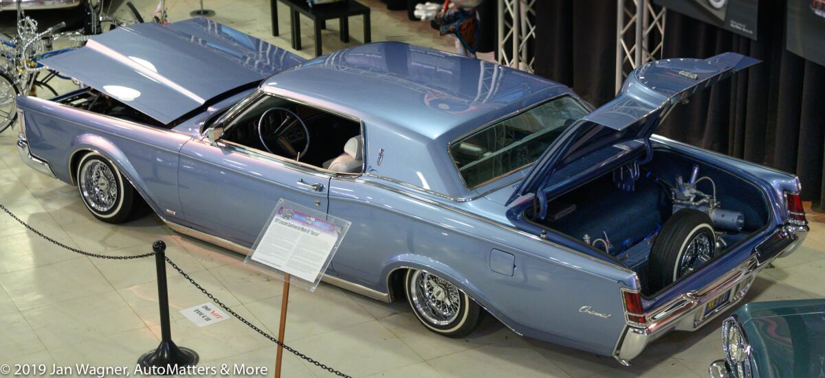 Blue 1971 Lincoln Continental Mark III lowrider
