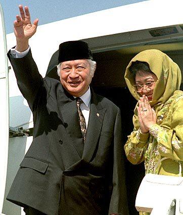 Suharto and daughter Siti Hardiyanti Rukmana bid farewell as they board a plane in Yangon, Myanmar, where they paid a diplomatic visit in 1997.