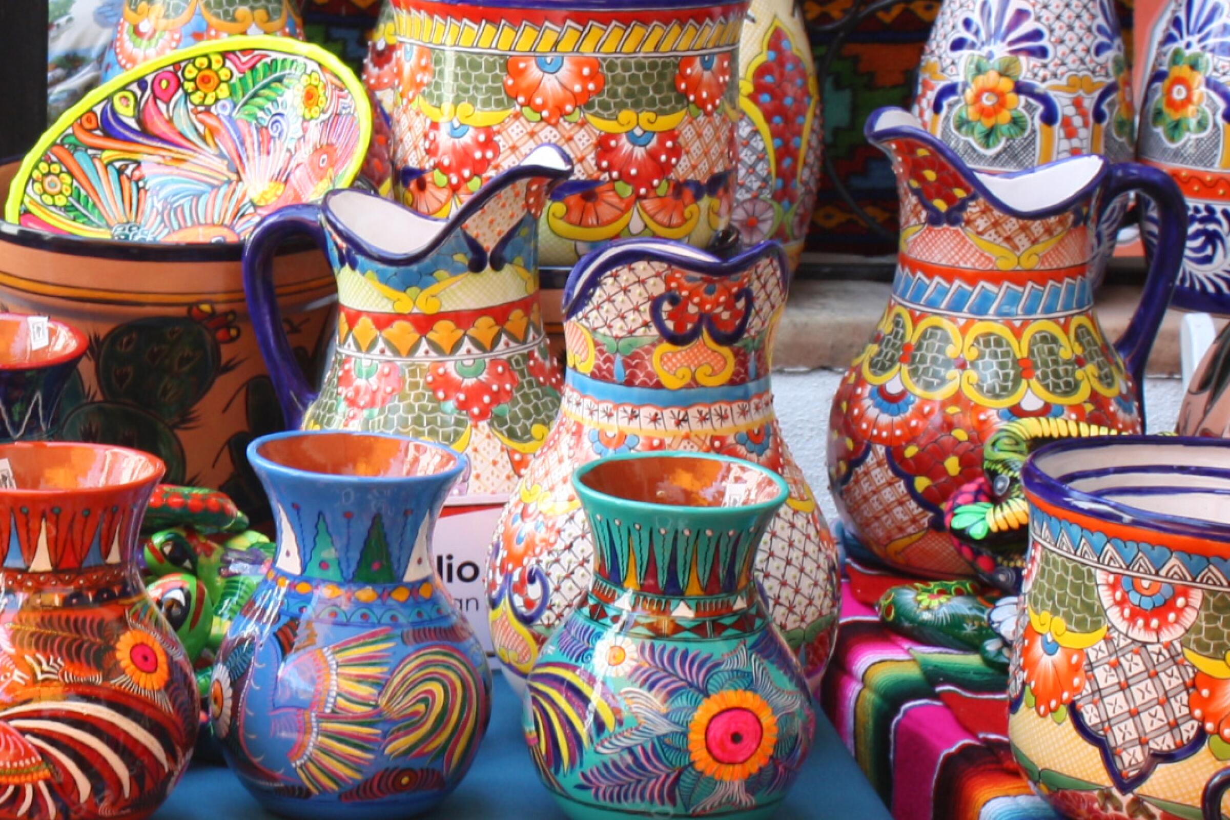 Artesanías en el Festival Latinoamericano y Mercado de Cerámica Mata Ortiz en Bazar del Mundo.