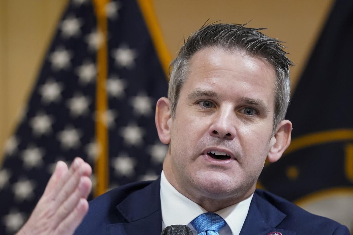 ARCHIVO – El representante de Illinois, Adam Kinzinger, habla en una audiencia en el Capitolio