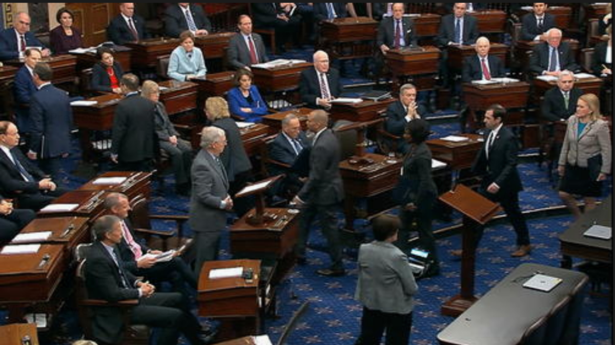 En esta imagen de video, miembros de la Cámara de Representantes salen de la Cámara del Senado cuando el juicio político contra el presidente Donald Trump da inicio en el Senado en el Capitolio de Estados Unidos en Washington, el jueves 16 de enero de 2020.