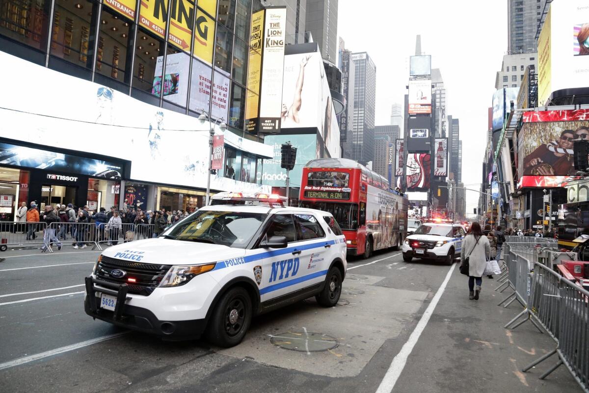 La Policía patrulla durante los preparativos para fin de año en Times Square en Nueva York (EE.UU.) hoy, miércoles 30 de diciembre de 2015.