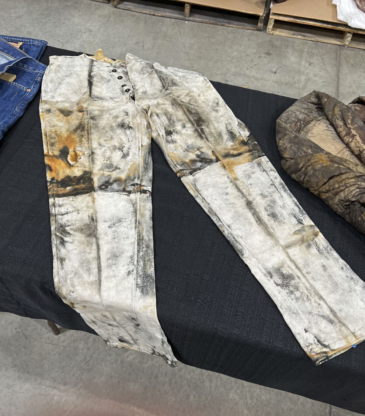  muestra unos pantalones de trabajo de minero con una bragueta de cinco botones, 