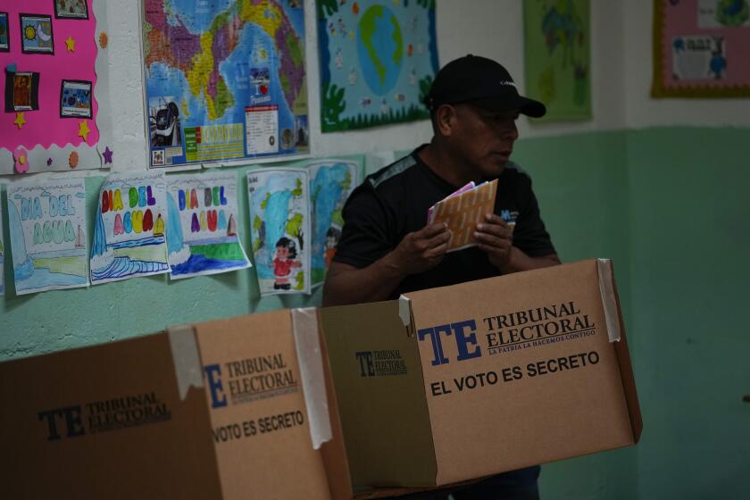 Un votante con su papeleta en la mano en las elecciones generales en Ciudad de Panamá, el domingo 5 de mayo de 2024. (AP Foto/Matías Delacroix)