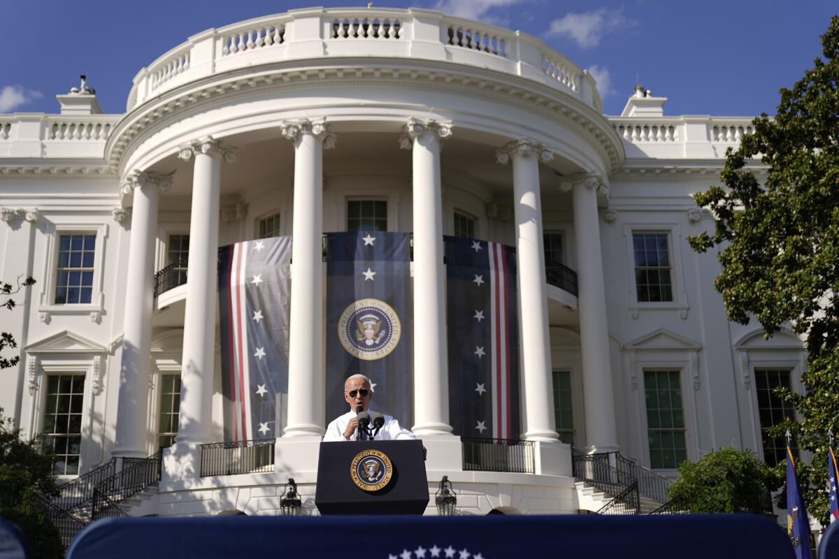 El presidente Joe Biden habla sobre la Ley de Reducción de la Inflación en el jardín de la Casa Blanca, 