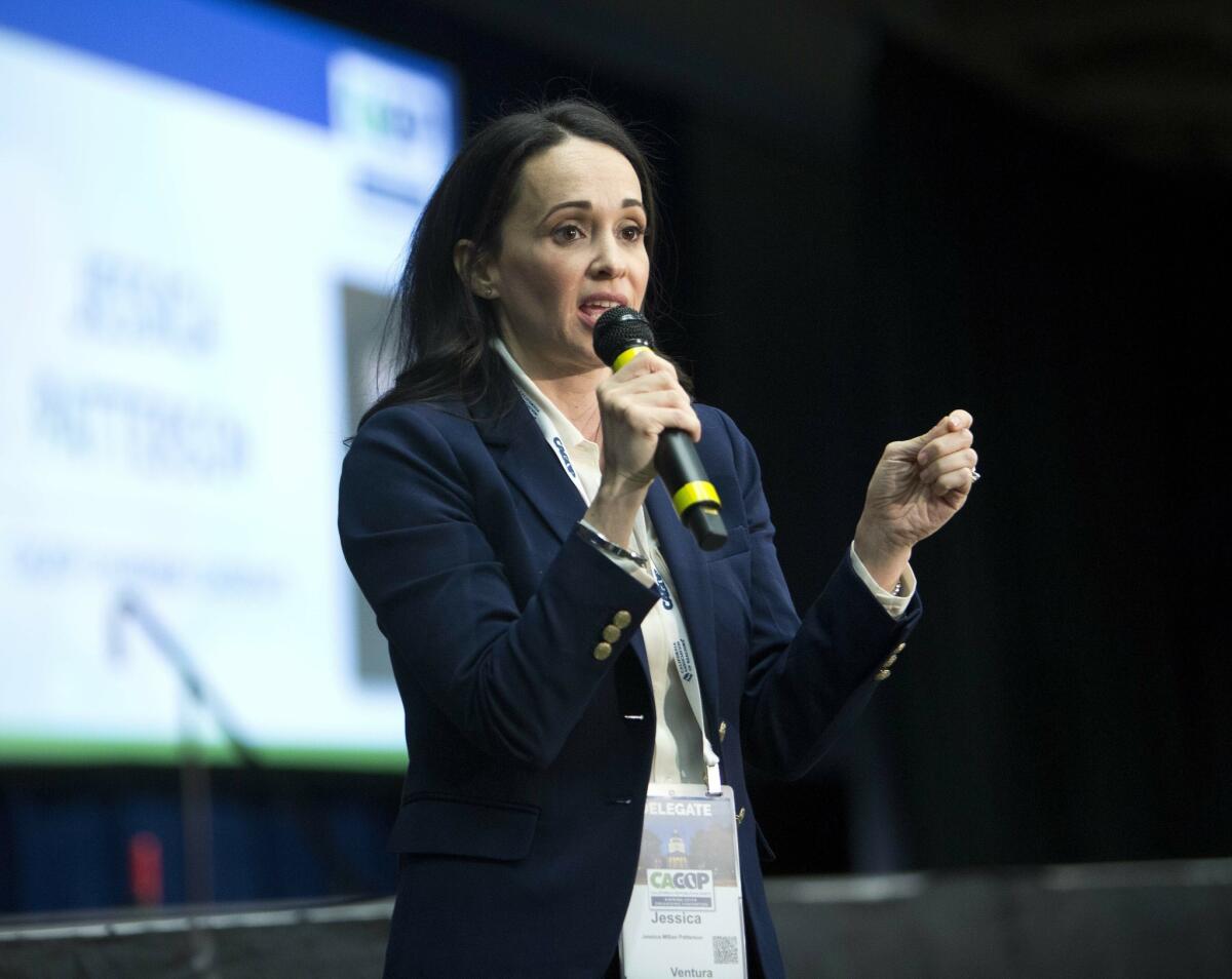 Jessica Millan Patterson, ahora presidenta del Partido Republicano de California, habla a los delegados después de su nominación durante la convención del partido en Sacramento el 23 de febrero de 2019.