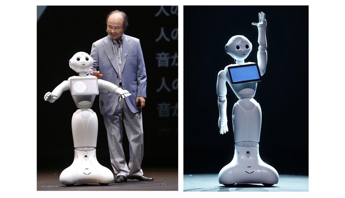 El presidente de la empresa SoftBank Masayoshi Son saluda al robot Pepper, que la compañía presentó cerca de Tokio el jueves 18 de junio de 2015. (Foto AP/Shizuo Kambayashi)