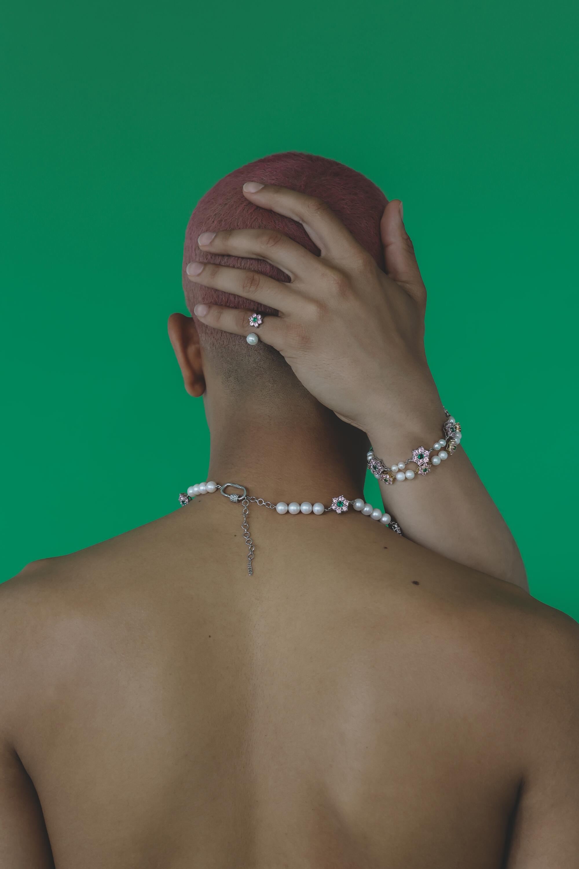 Photo of Veert pearl necklace.