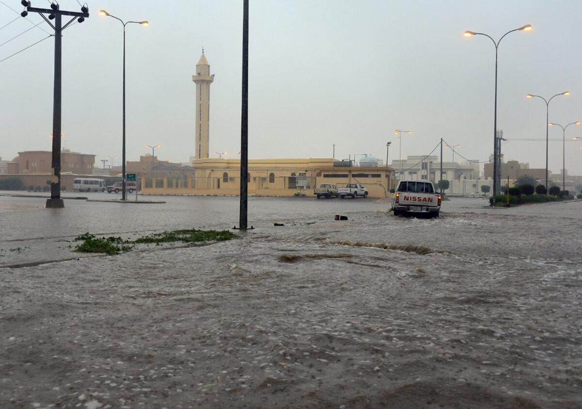 En esta foto publicada por la agencia Saudi Press un auto conduce sobre una calle inundada en la región Al-Qassim, al oeste de Riad, Arabia Saudí. (Saudi Press Agency vía AP)