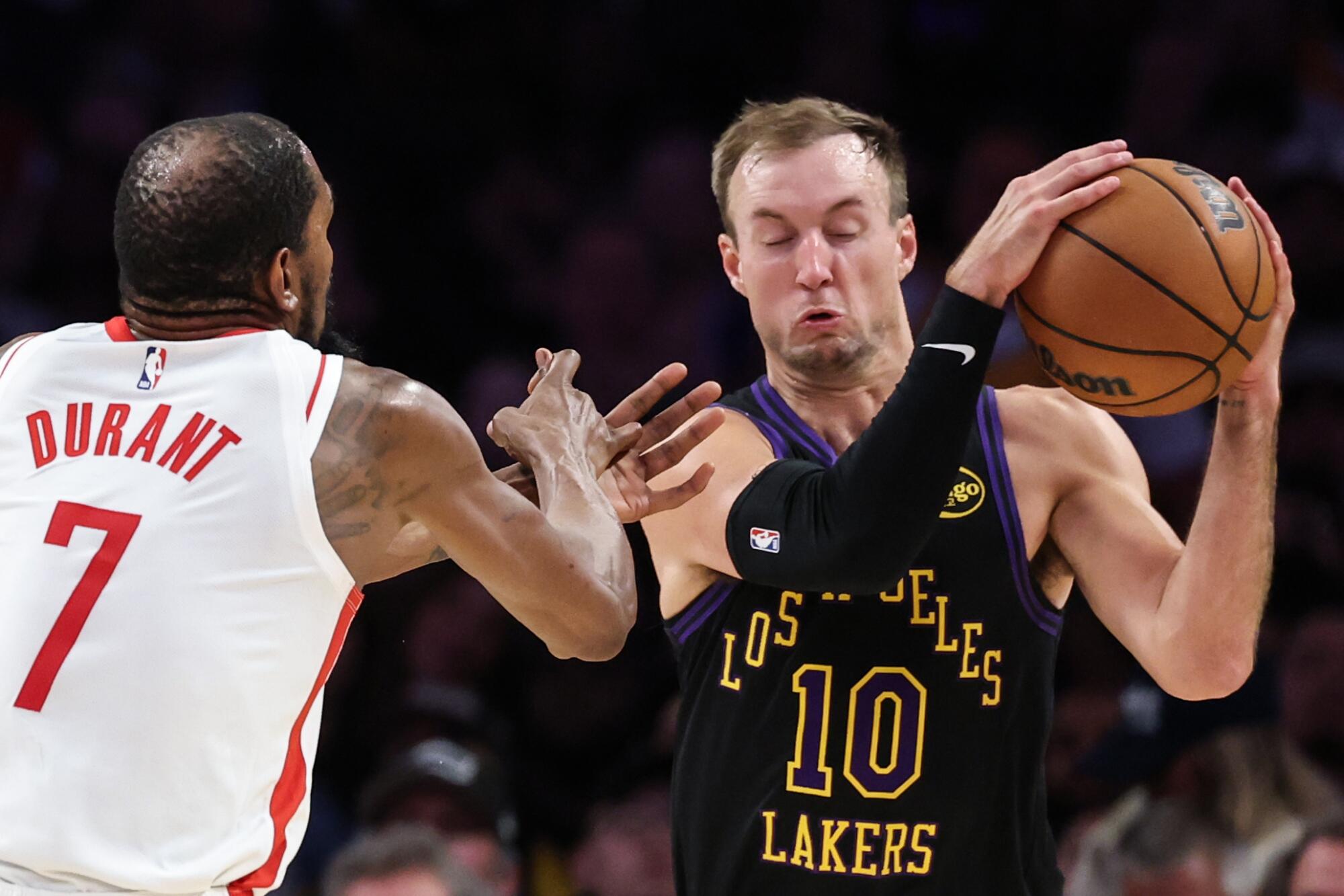 Lakers guardı Luke Kennard, 2. maç sırasında topu Rockets forveti Kevin Durant'ten alıyor.