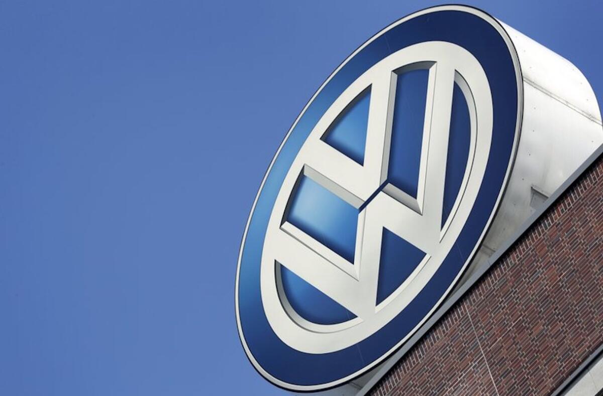 Logo de Volkswagen sobre un edificio de la compañía en Wolfsburg, Alemania.