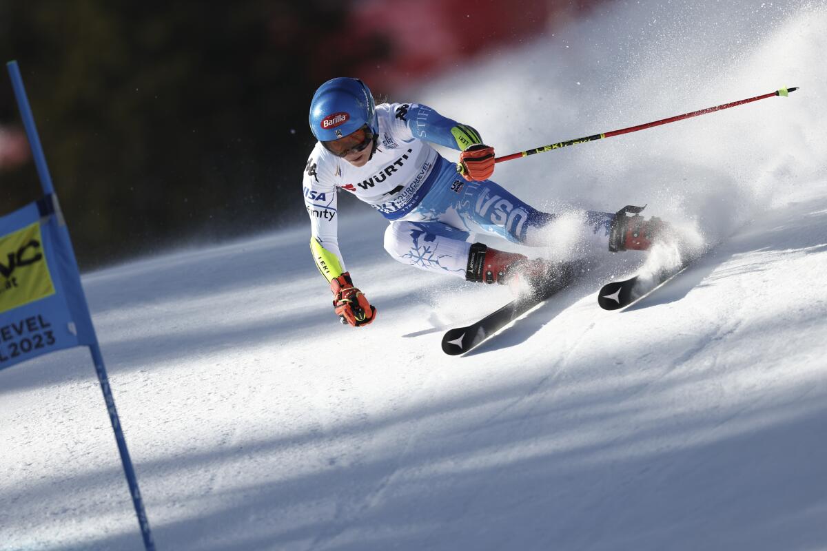 Mikaela Shiffrin participe au slalom géant aux championnats du monde de Méribel, en France, en février.