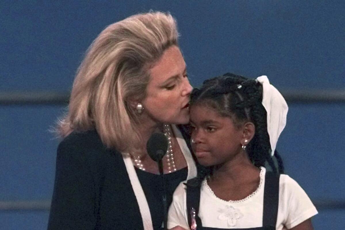 1996 年共和党大会晚间会议上，玛丽·费舍尔 (Mary Fisher) 亲吻了 12 岁的海迪亚·布罗德本特 (Hydeia Broadbent)