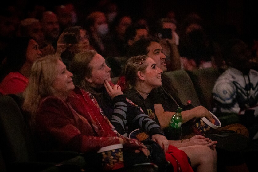 प्रशंसक अभिनेता Xochitl गोमेज़ को मंच पर पेश करते हुए देखते हैं "डॉक्टर स्ट्रेंज इन द मल्टीवर्स ऑफ़ मैडनेस" एल कैपिटन थियेटर में।