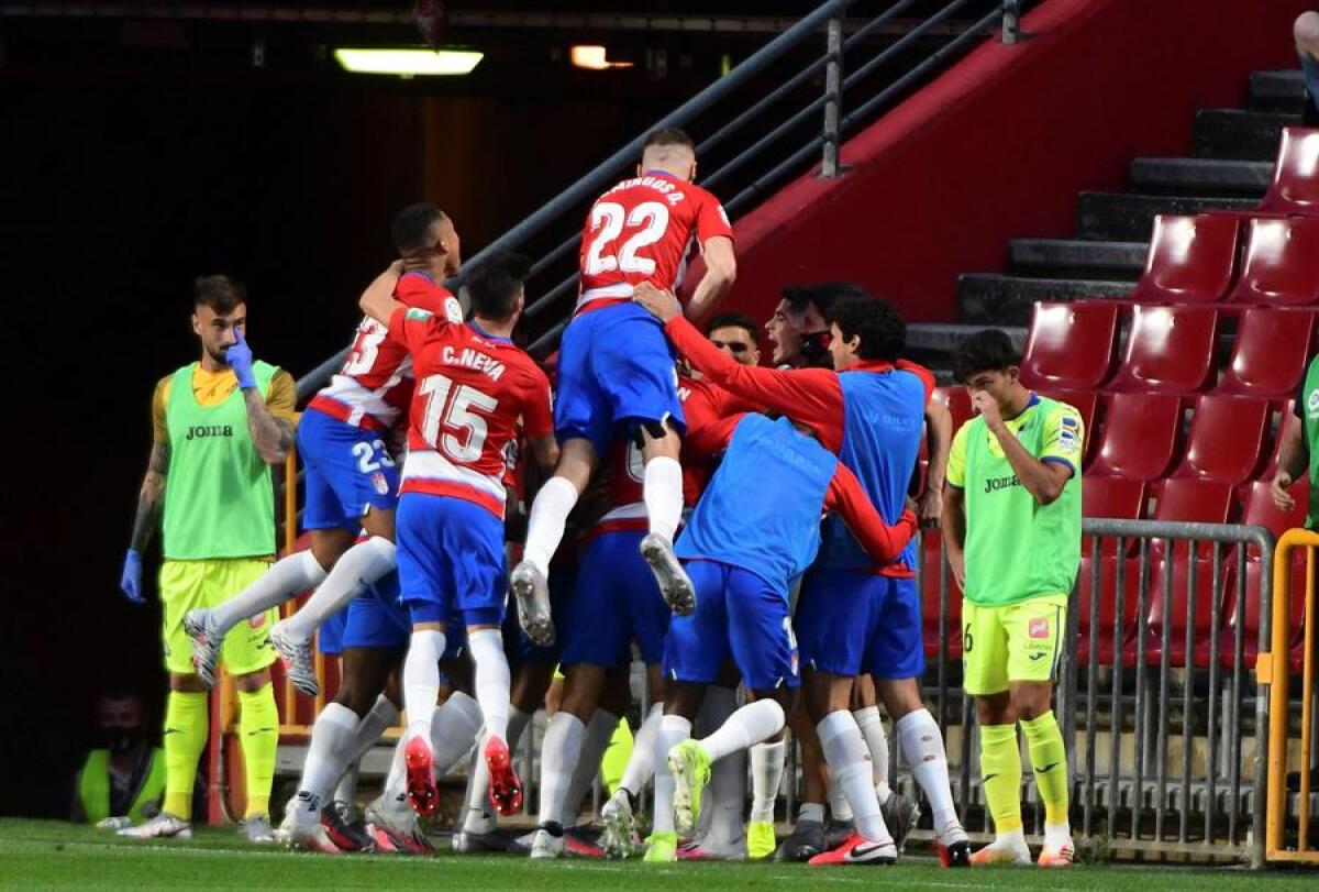 Los jugadores del Granada celebran el segundo gol de su equipo ante el