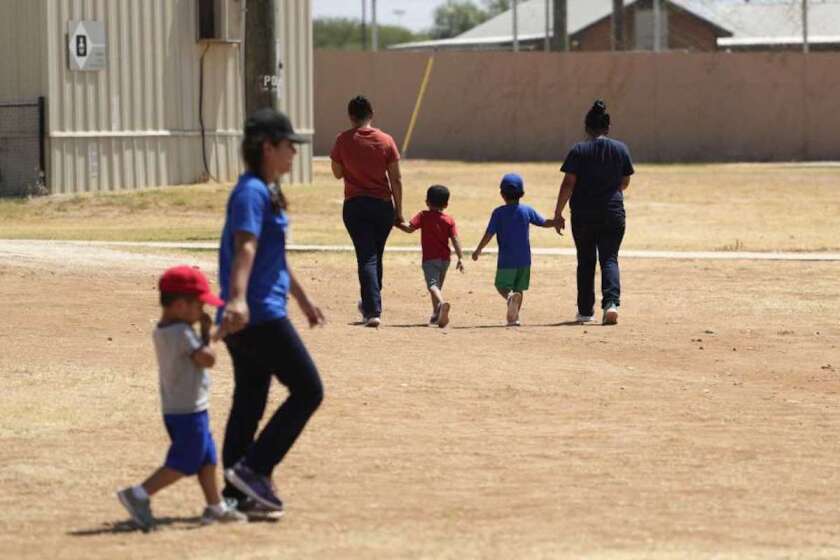 Inmigrantes que solicitaron asilo en Estados Unidos caminan en el centro de detención Centro Residencial para Familias South Texas, en Dilley, Texas.