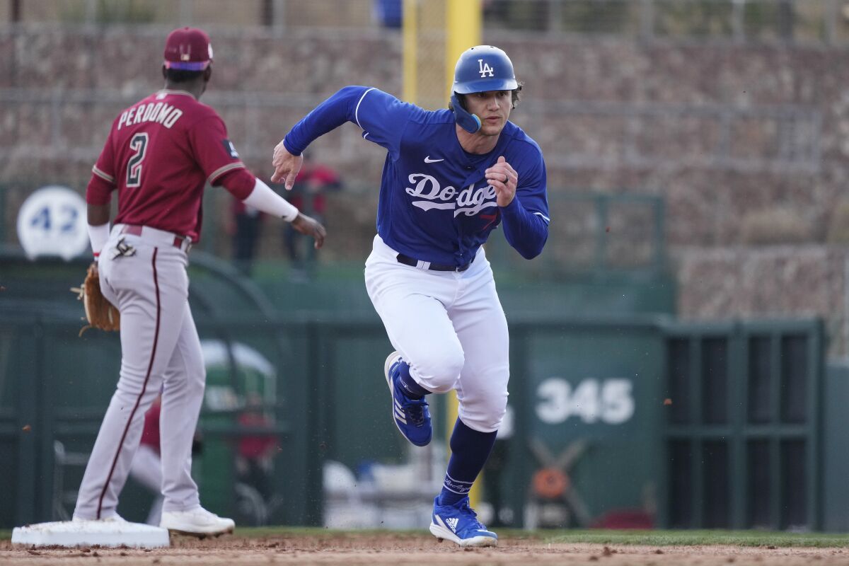 James Outman des Dodgers accède à la troisième base lors d'un match d'entraînement de printemps contre les Diamondbacks de l'Arizona.