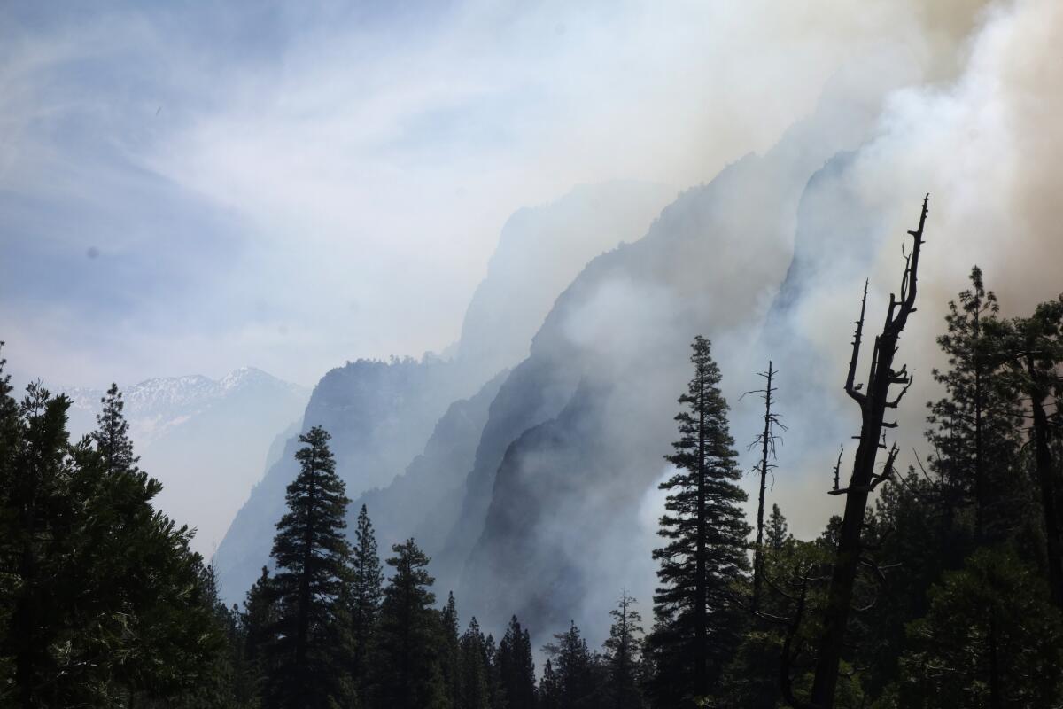 cañones se ven cubiertos por humo de una quema planeada en Kings Canyon National Park, California. 