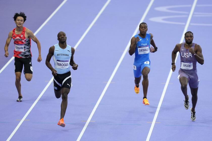 El estadounidense Noah Lyles (derecha) y el botsuano Letsile Tebogo (segundo a la izquierda) compite en los 200 metros de los Juegos Olímpicos de París, el miércoles 7 de agosto de 2024, en Saint-Denis, Francia. (AP Foto/Martin Meissner)