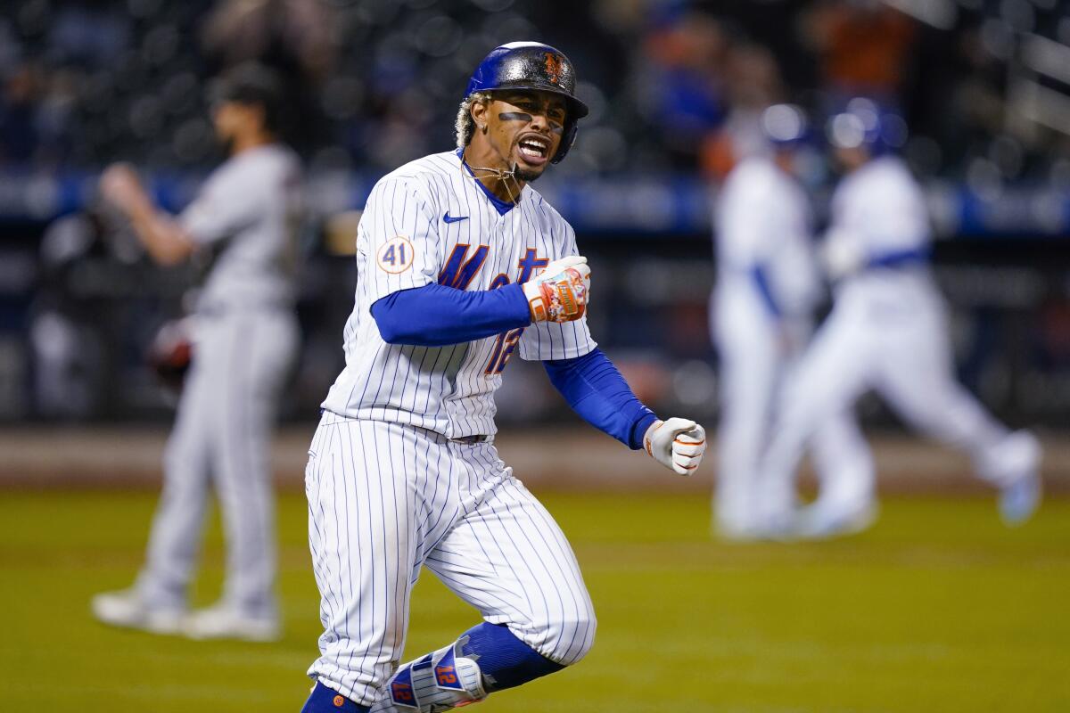 Francisco Lindor's walk-off single in three-run 10th caps Mets