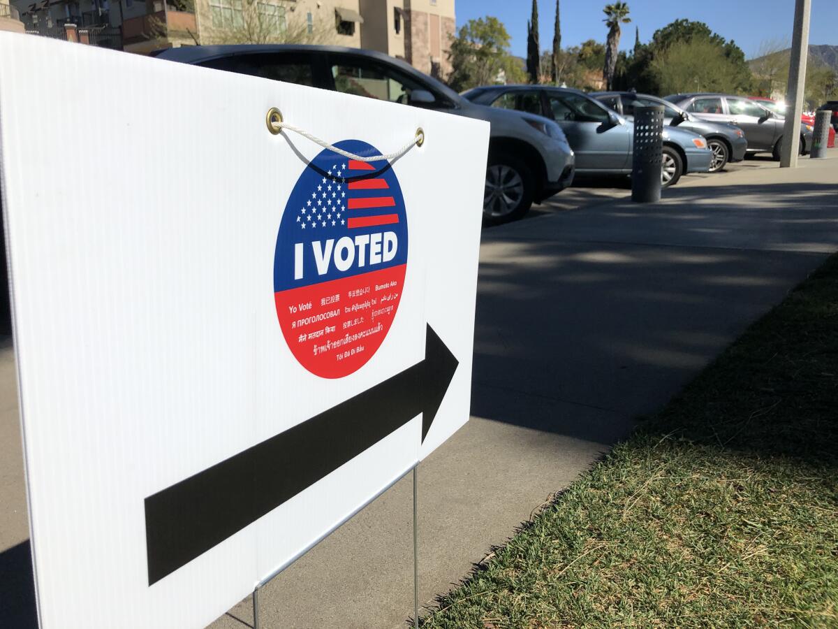 Con carteles dirigen al público que acude al centro de votación localizado en el parque recreativo San Fernando, en la ciudad del mismo nombre.