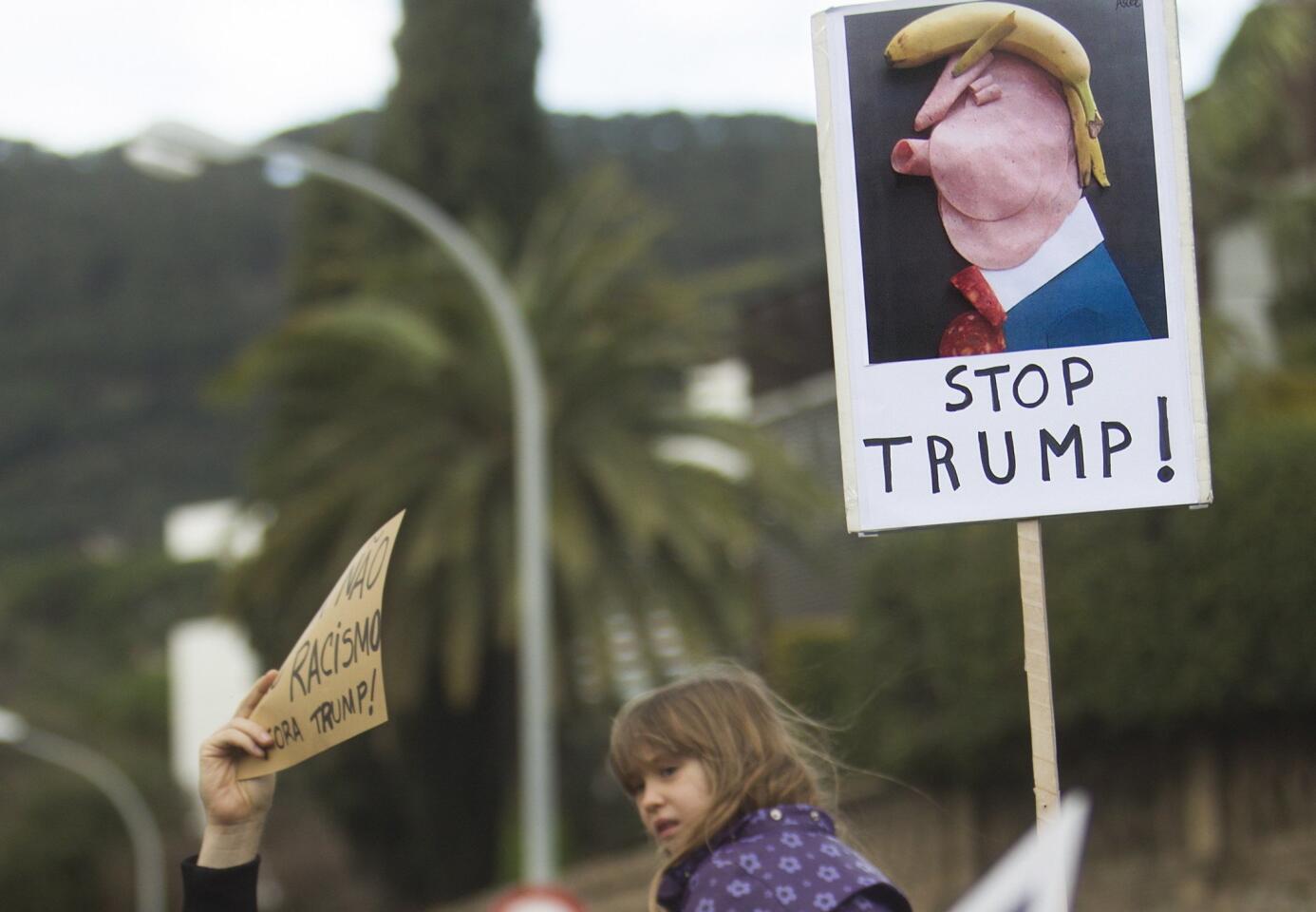 La plataforma contra la extrema derecha en Cataluña, Unidad Contra el Fascismo y el Racismo (UCFR), en una concentración contra la política antimigratoria y racista del nuevo gobierno estadounidense de Donald Trump con el lema "STOP Trump", ante el Consulado de Estados Unidos en Barcelona.