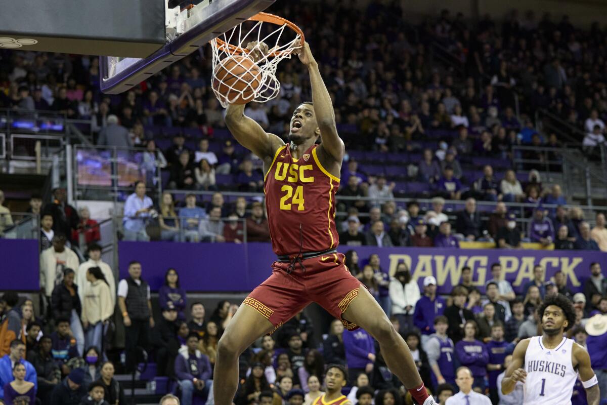 Trojans forward Joshua Morgan dunks at Washington during the first half Dec. 30, 2022.