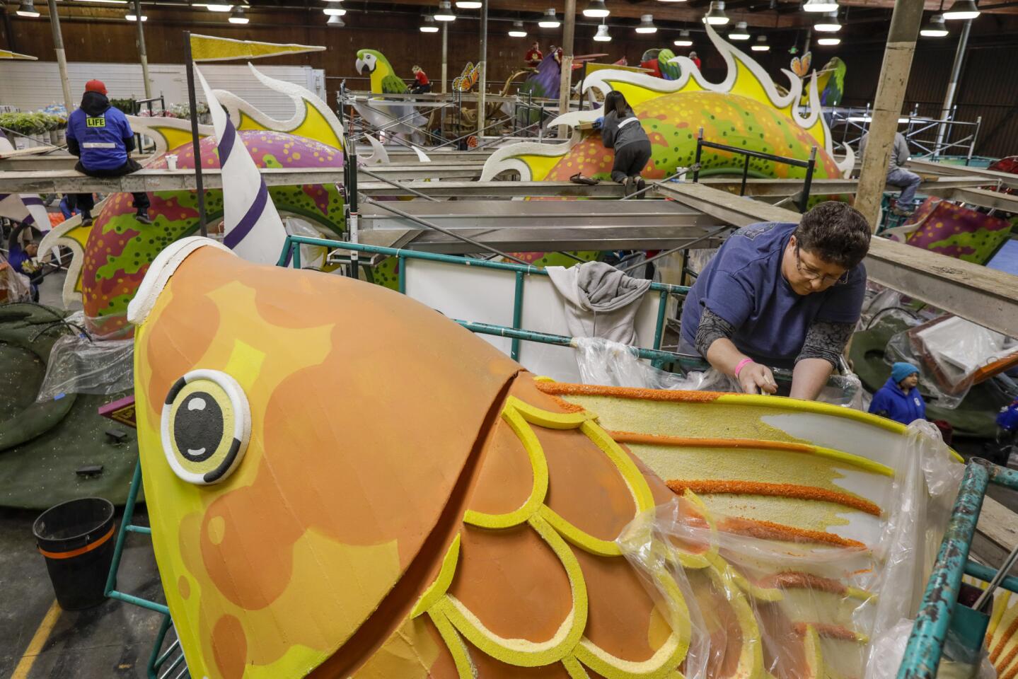 Volunteers scramble to put finishing touches on Rose Parade floats