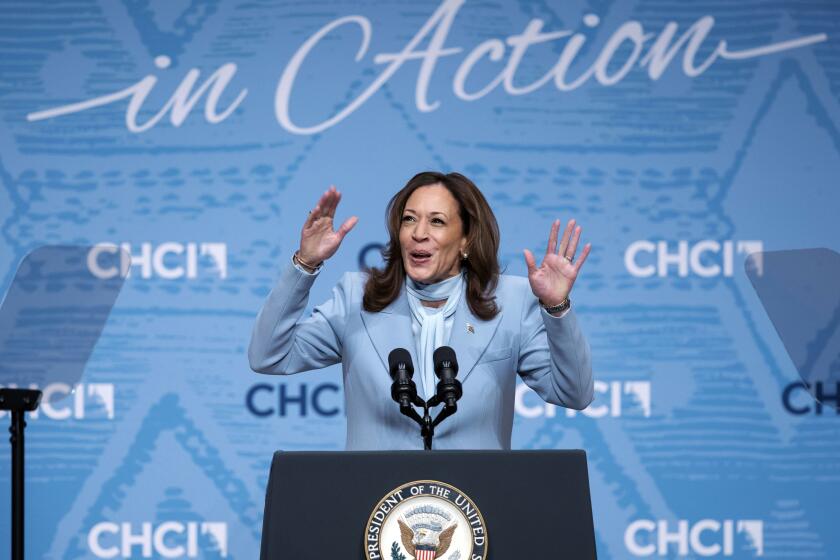 ARCHIVO - La candidata presidencial demócrata y actual vicepresidenta Kamala Harris saluda al público a su llegada a una cumbre del Instituto del Caucus Hispano del Congreso (CHCI), el 18 de septiembre de 2024. (AP Foto/Jose Luis Magana, archivo)