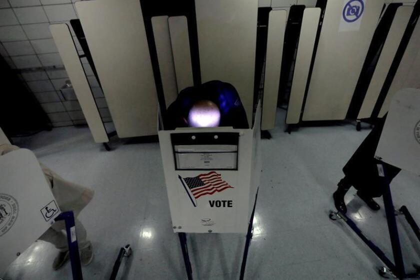 Vista de una persona que emite su voto en las pasadas elecciones de EEUU. EFE/Archivo