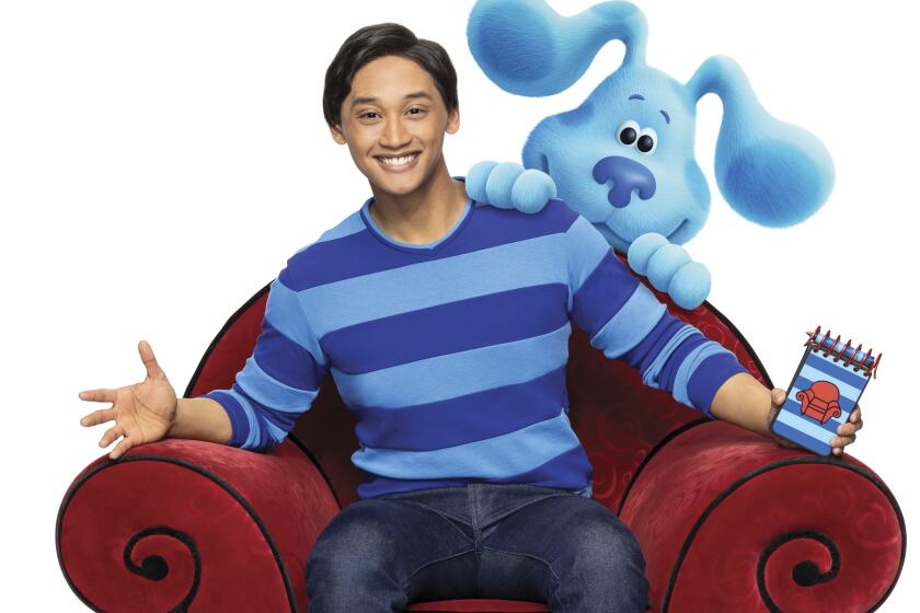En esta imagen sin fecha difundida por Nickelodeon, Joshua Dela Cruz, conductor del programa infantil "Blue's Clues & You!" (Nickelodeon vía AP)
