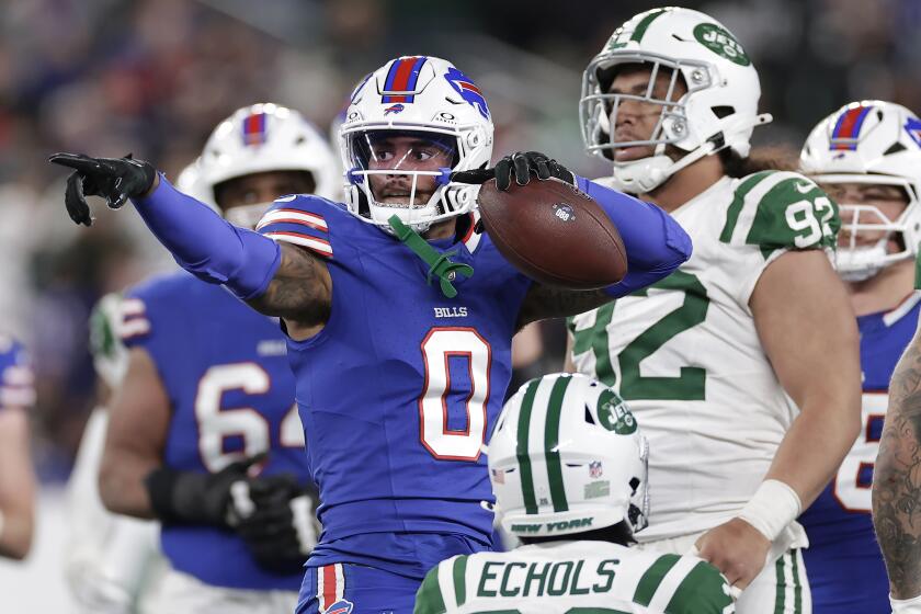 El receptor de los Bills de Buffalo Keon Coleman reaccional convertir en un primer douwn frente al tackle defensivo de los Jets de Nueva York Leki Fotu y el cornerback Brandon Echols el lunes 14 de octubre del 2024. (AP Foto/Adam Hunger)