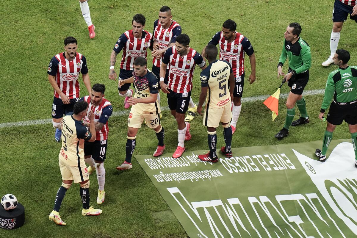 Los jugadores de América y Guadalajara protagonizan un altercado durante el partido.