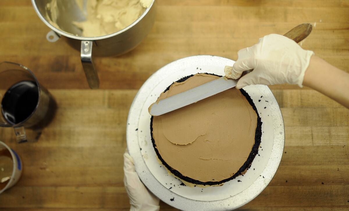 The milk chocolate crémeux is spread over a layer of the cake.