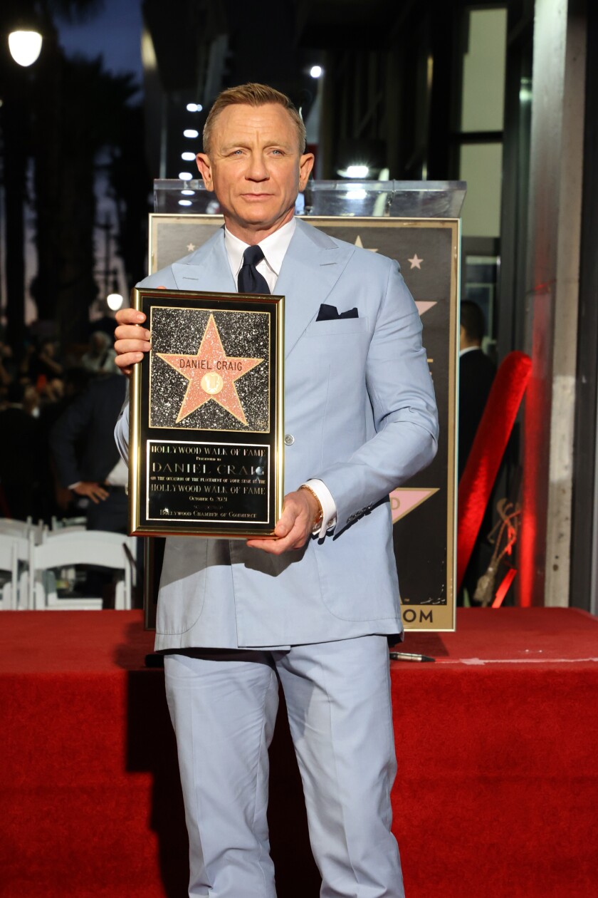 Con Una Estrella En El Paseo De La Fama Se Despide Daniel Craig De James Bond Los Angeles Times