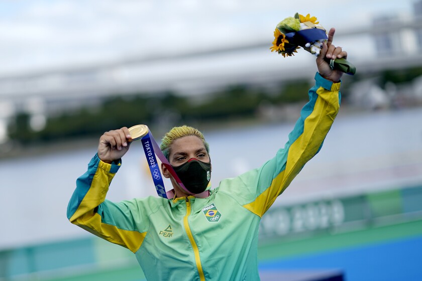 احتفلت البرازيلية آنا مارسيلا كونا بعد فوزها بالميدالية الذهبية في سباقات الماراثون للسيدات.
