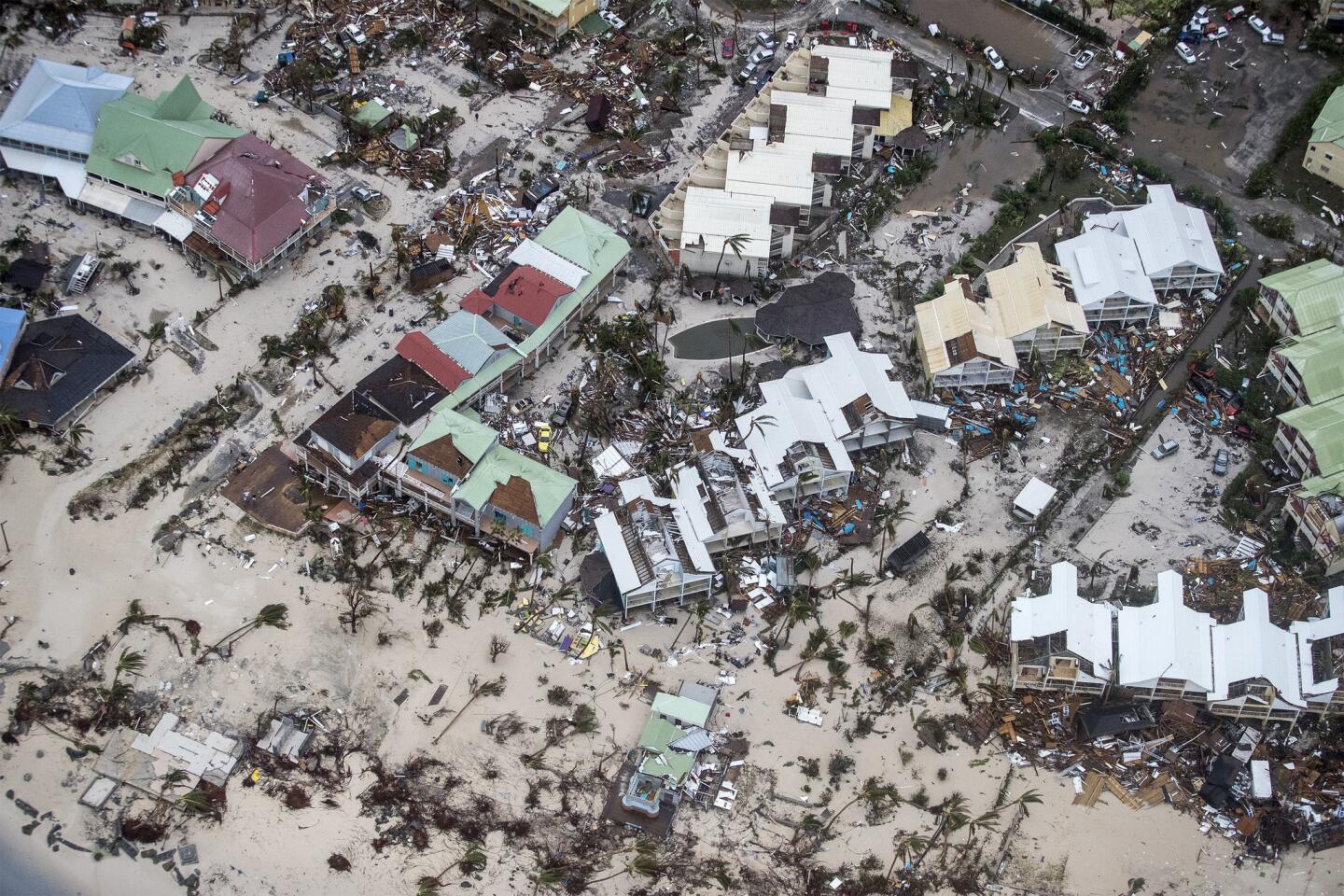 En esta imagen proporcionada por el Ministerio holandés de Defensa, una zona afectada por el huracán Irma en St. Martin. Irma dejó un rastro de devastacieon por el norte del Caribe, dejando a miles de personas sin hogar tras destruir edificios y arrancar árboles.